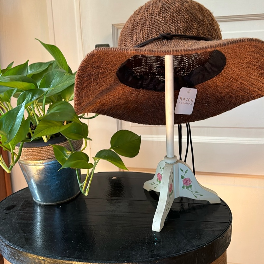 Boutique Boho one size fits all hat with leather band.